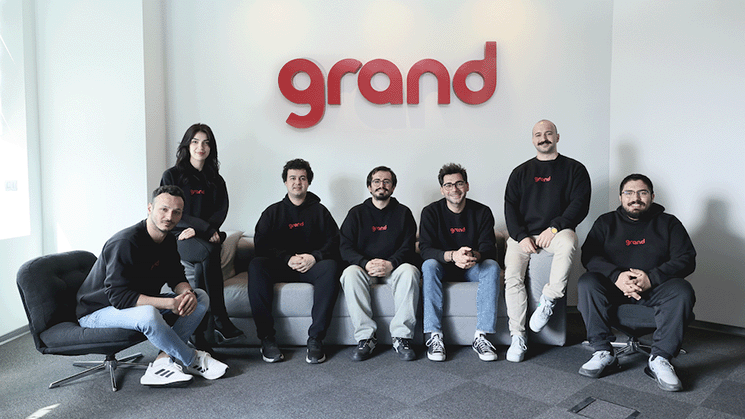 Offizielles Pressebild zur Pre-Seed-Finanzierung von Grand Games im Juli 2024 - Bild: Grand Games / B2Press