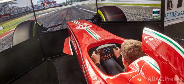 Rennsimulator auf der SimRacing Expo 2017, offizielles Archivfoto zur Ankündigung für 2018 - Bild: ADAC Mittelrhein