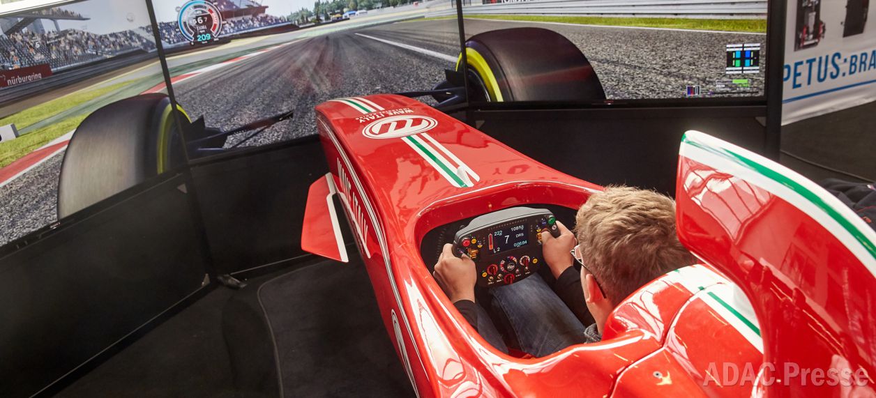 Rennsimulator auf der SimRacing Expo 2017, offizielles Archivfoto zur Ankündigung für 2018 - Bild: ADAC Mittelrhein