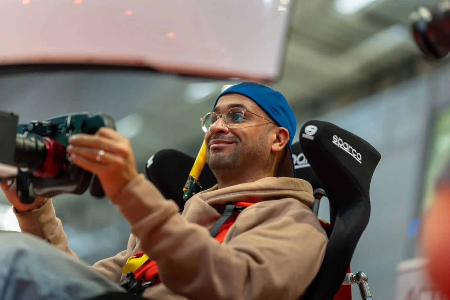 Archivaufnahme eines Besuchers am Rennsimulator auf der SimRacing Expo - Bild: SimRacing Expo