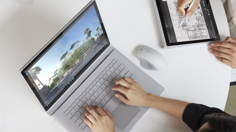 Surface Precision Mouse zwischen einem Notebook und einem Tablet auf einem kreativen Arbeitsplatz, offizielles Pressemotiv und keine eigene Testaufnahme - Bild: Microsoft