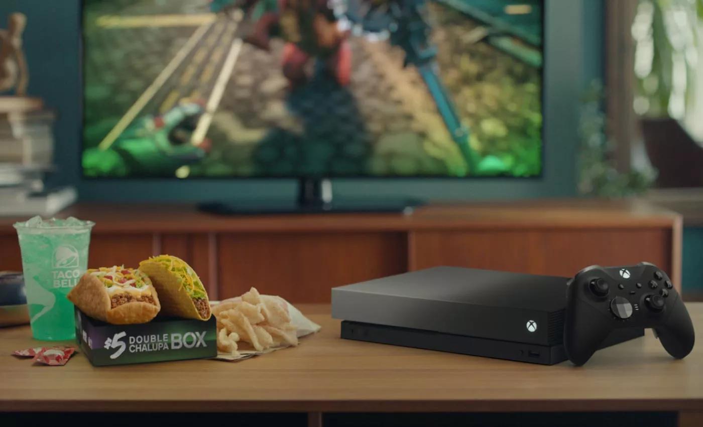 Xbox One X Eclipse neben einer Double-Chalupa-Box - Bild: Taco Bell