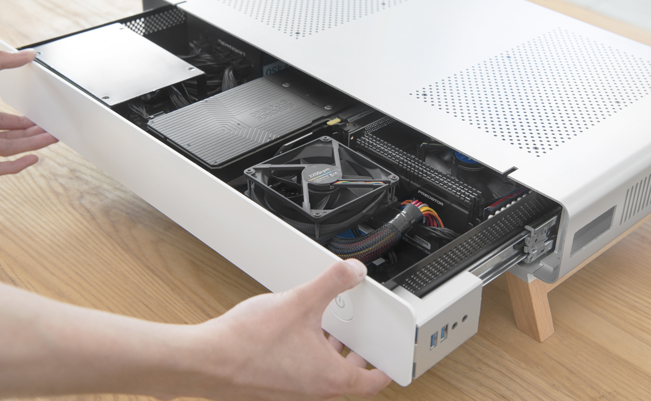 CRYORIG Taku mit herausgezogenem Systemträger, eingebauten Komponenten und Holzfüßen - Bild: CRYORIG