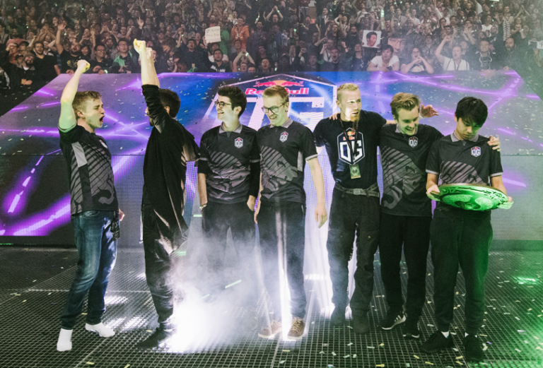 OG feiert mit der Aegis nach dem Sieg bei The International 2018 - Bild: Valve