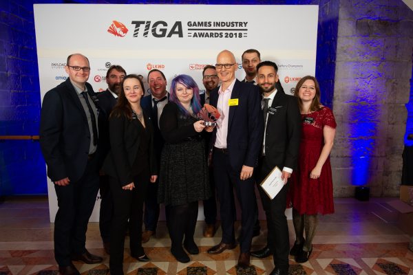 Gruppenfoto mit Auszeichnung bei den TIGA Games Industry Awards 2018 in London - Bild: TIGA / Matthew Power Photography