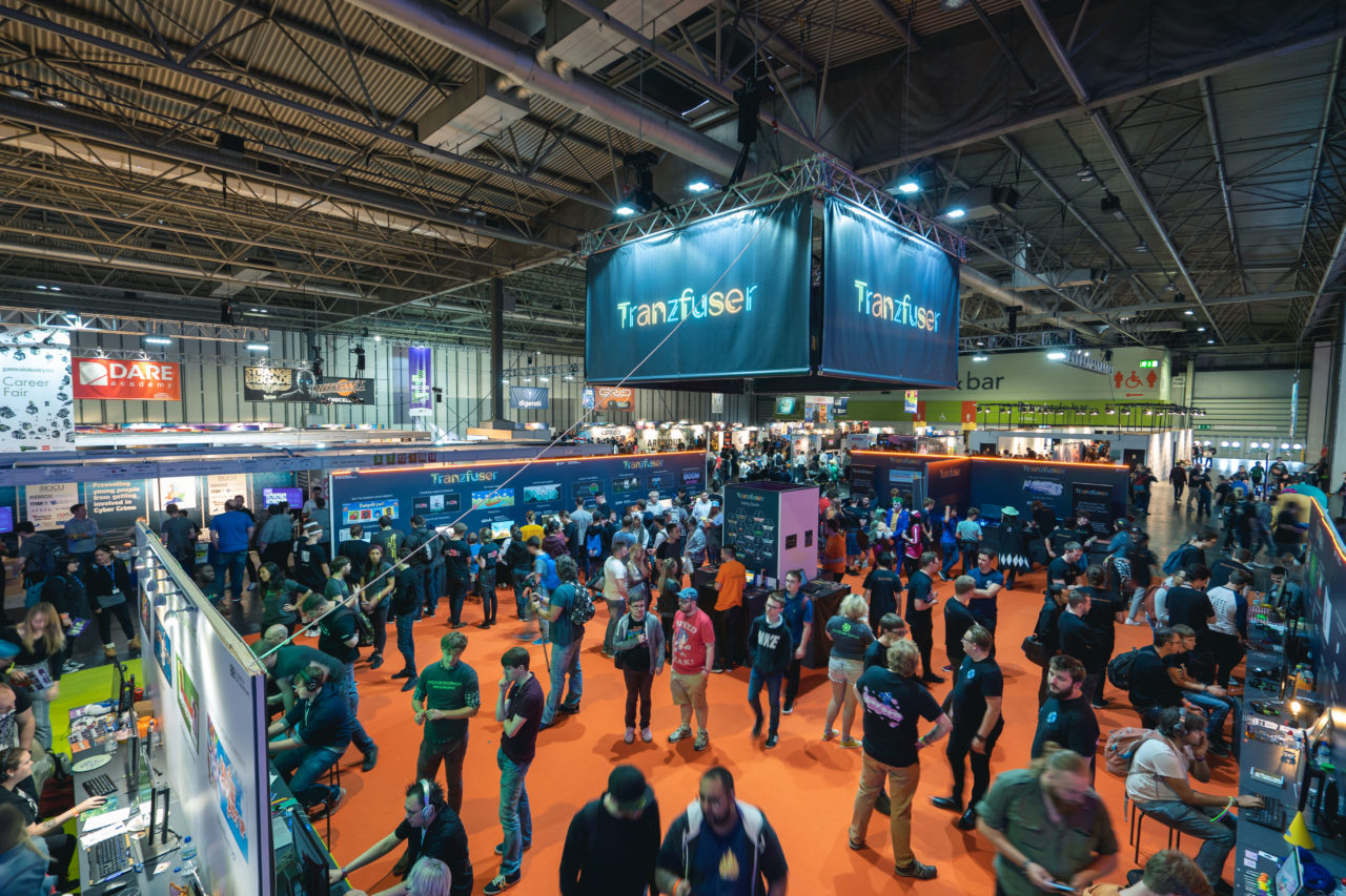 Tranzfuser-Ausstellungsfläche mit Besuchern auf der EGX 2018 - Bild: UK Games Fund