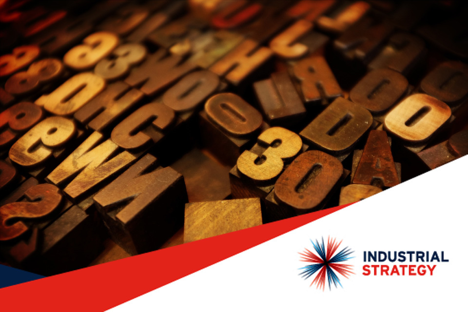 Holzbuchstaben und Industrial-Strategy-Logo in der offiziellen Mitteilung zur Kreativwirtschaft - Bild: Department for Digital, Culture, Media & Sport