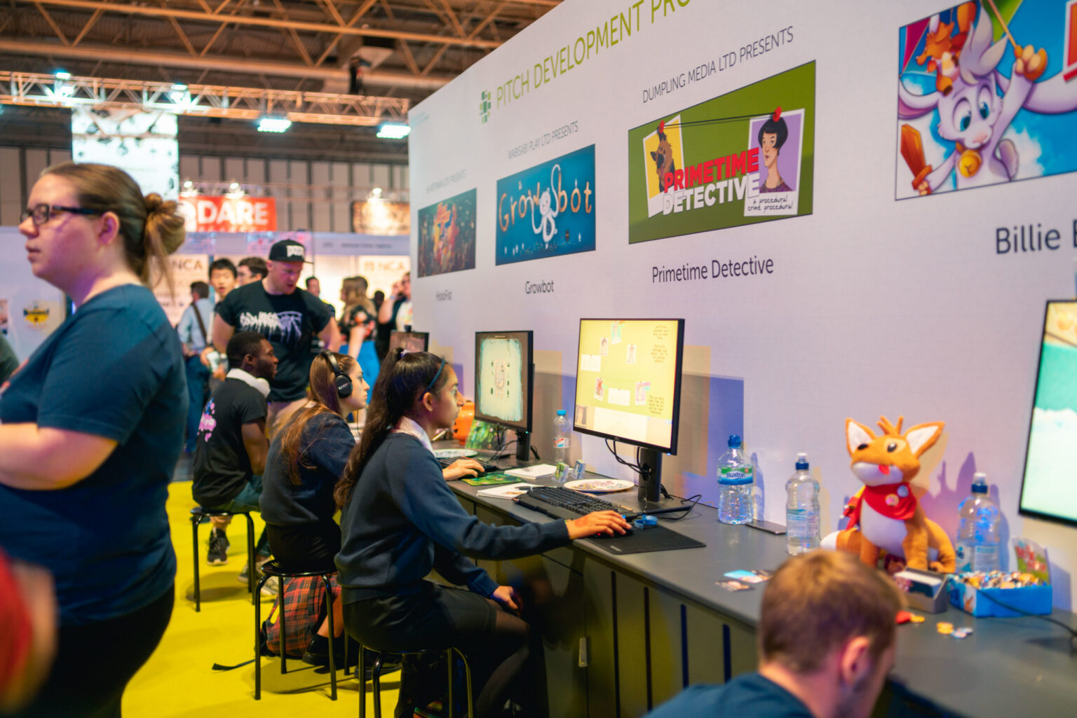 Besucher spielen Demos am Stand des Pitch Development Programme auf der EGX 2018 - Bild: UK Games Fund