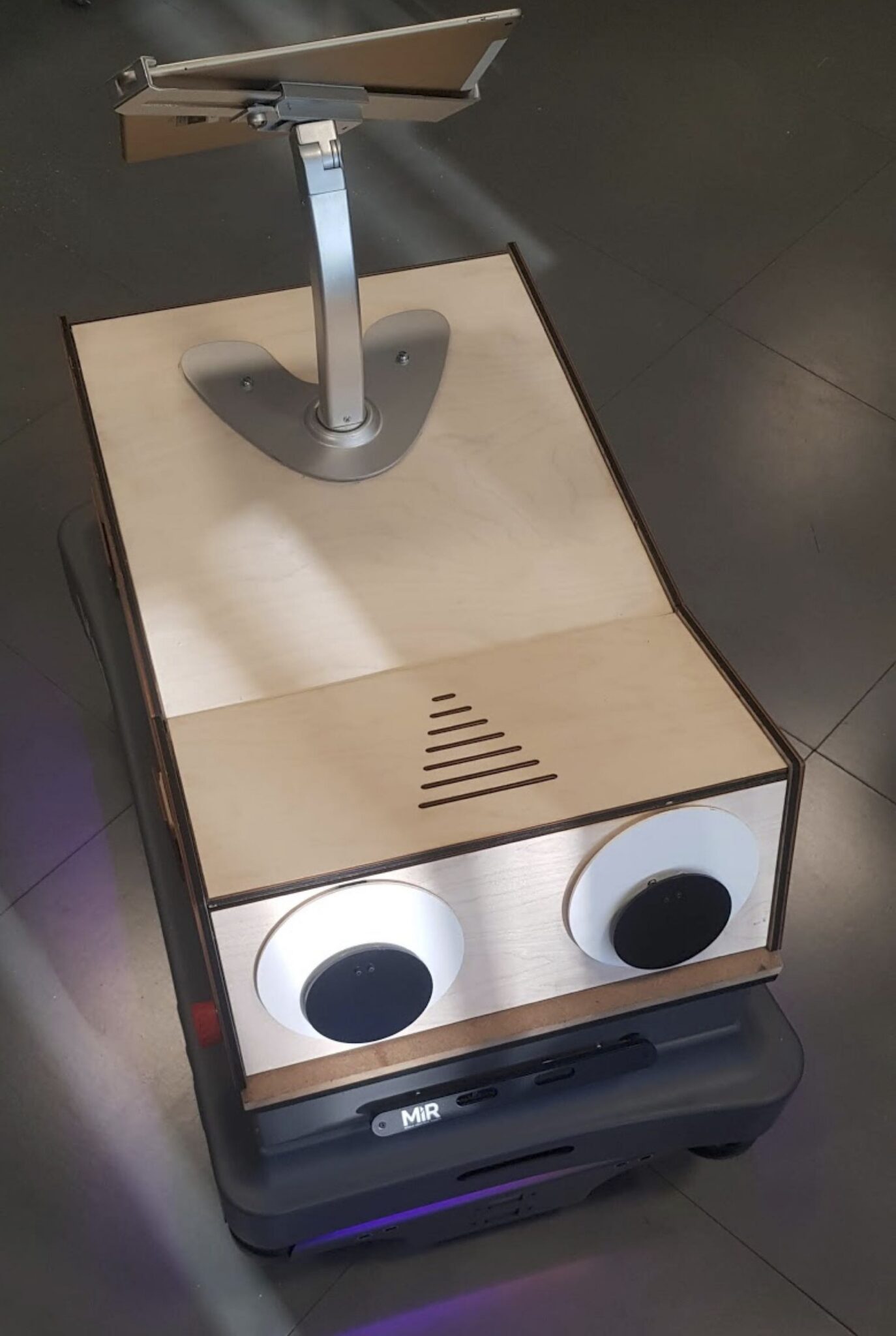 Der MiR200-Roboter Veera mit Wackelaugen und Tablet in der Zentralbibliothek Oodi in Helsinki