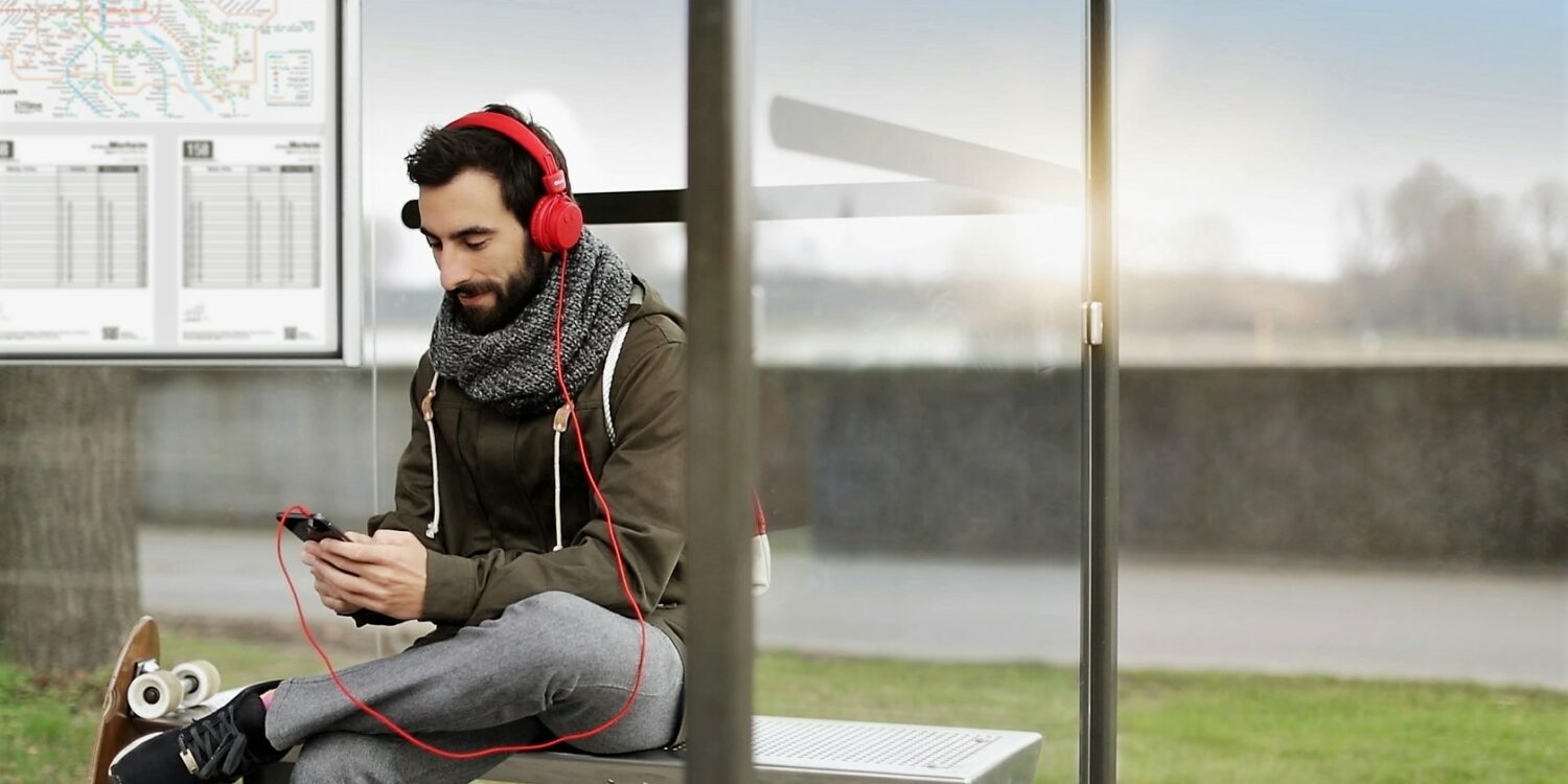 Person mit Smartphone und Kopfhörern, Vodafone-Pressefoto von 2019 - Bild: Vodafone