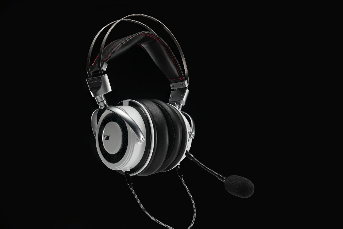 VZR Model One mit abnehmbarem Mikrofon auf schwarzem Hintergrund - Bild: VZR Audio / Stride PR