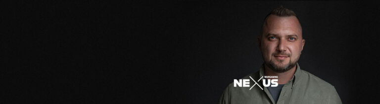 Mike Belton mit Wargaming-Nexus-Logo, offizielles Porträt zur Gründung der Einheit - Bild: Wargaming