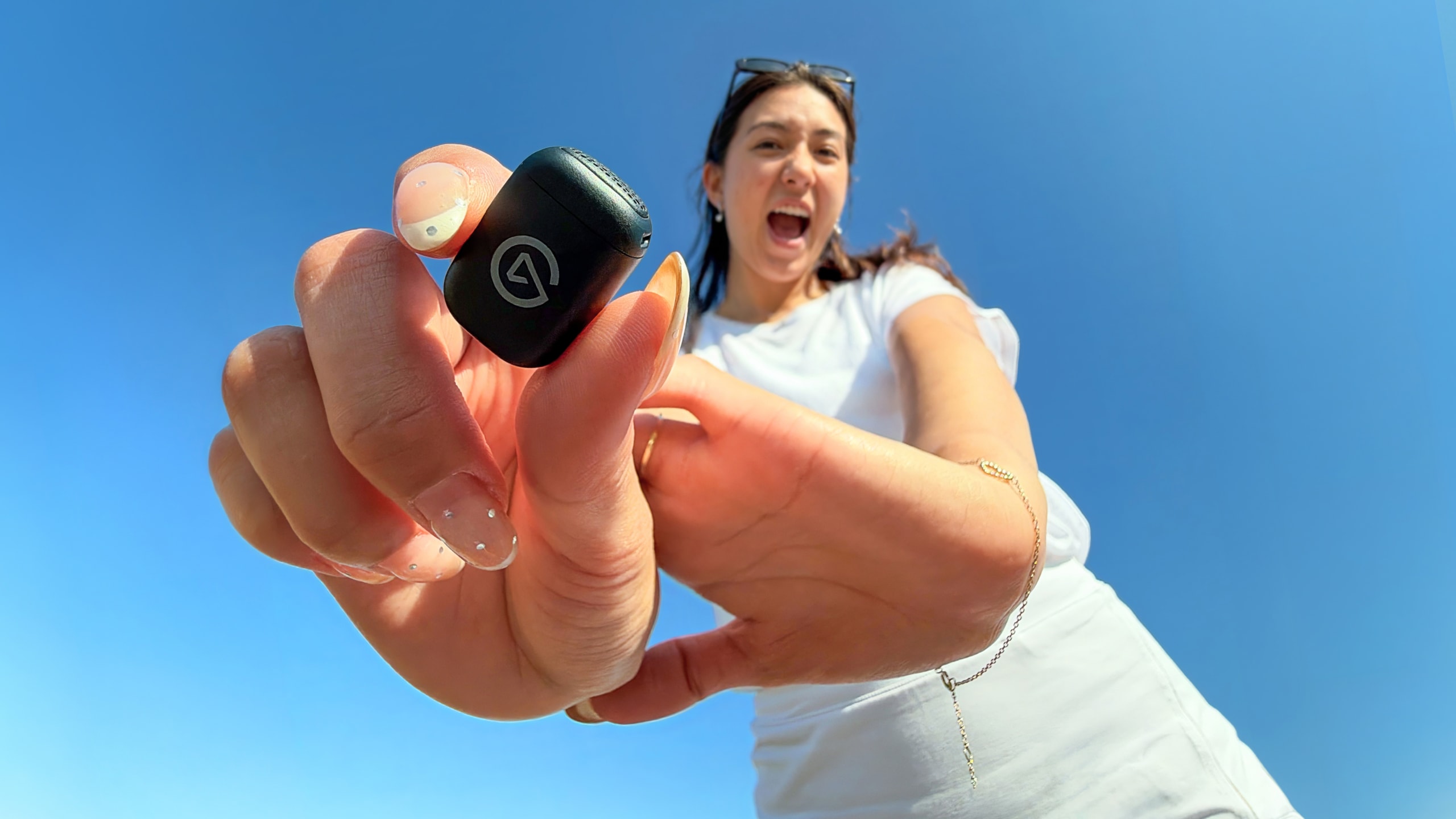 Wave-Go-Sender im Größenvergleich mit einer Hand - Bild: Elgato