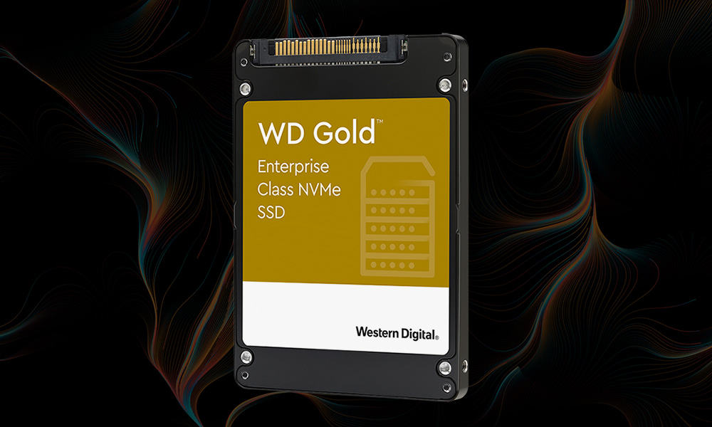 WD Gold Enterprise Class NVMe SSD mit goldfarbenem Etikett vor dunklem Linienhintergrund - Bild: Western Digital