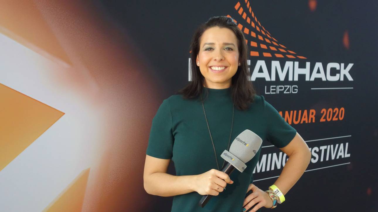 Phylicia Whitney mit Sport1-Mikrofon vor dem DreamHack-Leipzig-Hintergrund 2020 - Bild: SPORT1