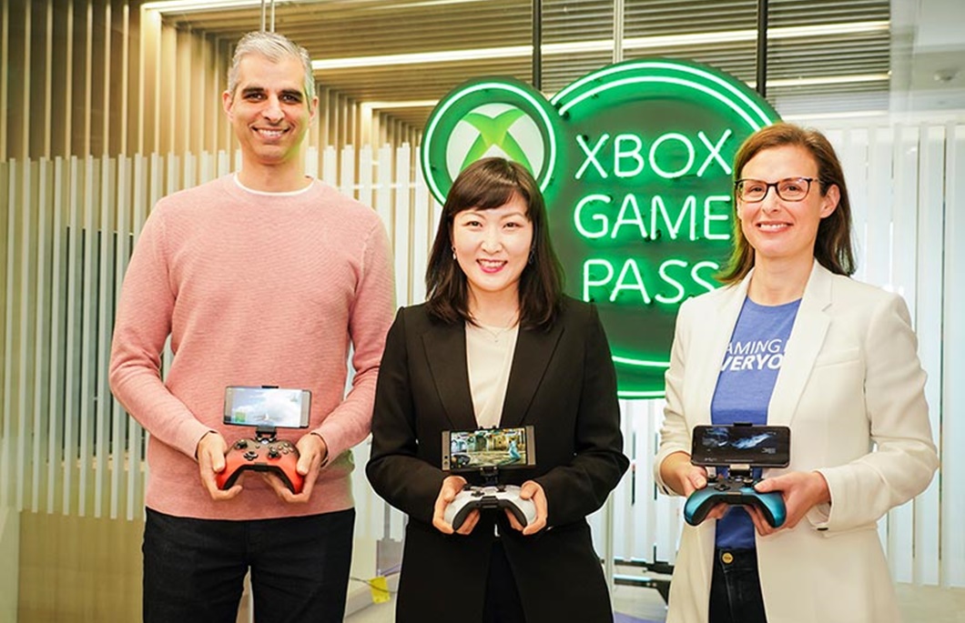 Vertreter von Microsoft und SK Telecom mit Smartphones und Xbox-Controllern - Bild: SK Telecom