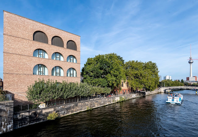 Außenansicht des Gebäudes am 2019 eröffneten YouTube Space Berlin - Bild: Google