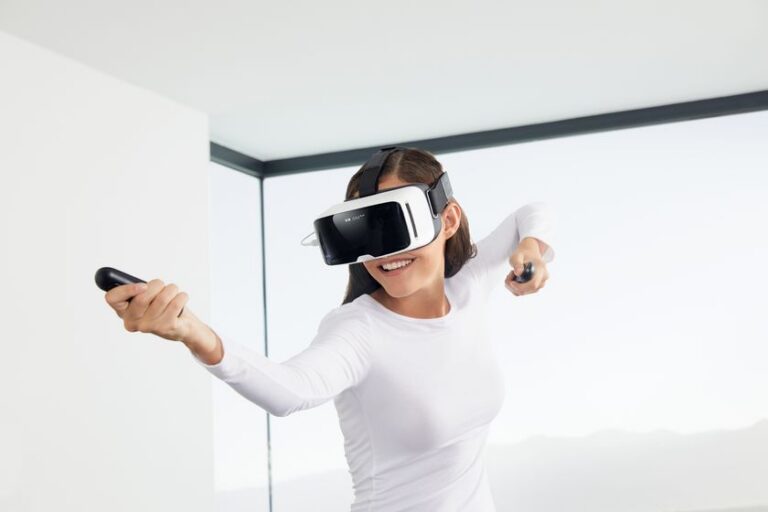 ZEISS VR ONE Plus mit Smartphone und zwei Handcontrollern, offizielles Pressefoto - Bild: ZEISS