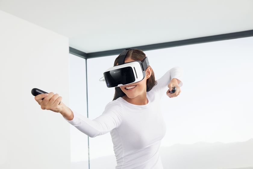 ZEISS VR ONE Plus mit Smartphone und zwei Handcontrollern, offizielles Pressefoto - Bild: ZEISS